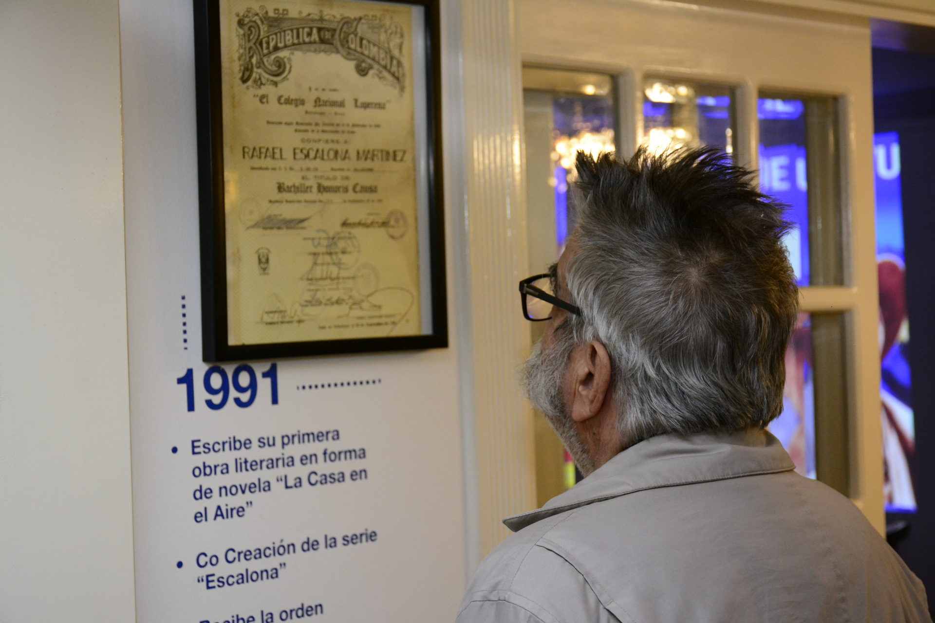 Visitante leyendo la línea de tiempo de Rafael Escalona