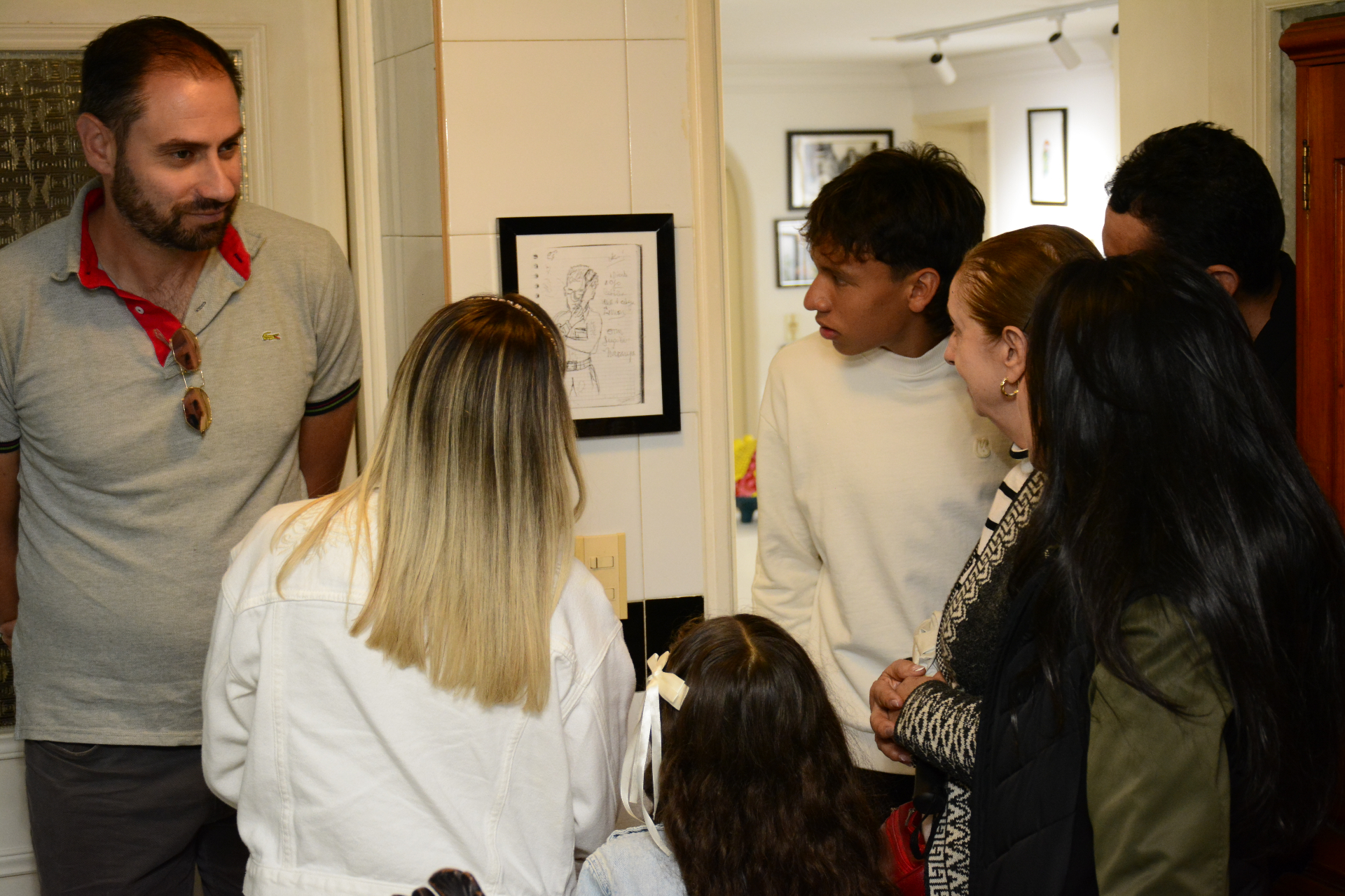 Visitantes observando un manuscrito de Rafael Escalona